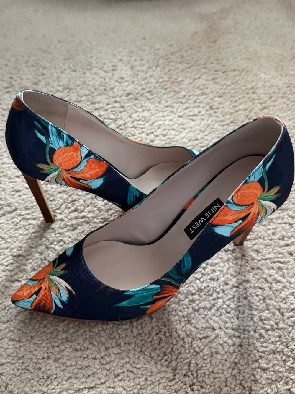 Pre-Owned Navy Floral Nine Wesr Pointed-Toe High Heel Pump - Picture 3 of 6